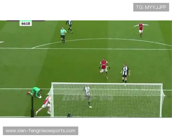 足球巨星化身门将演绎惊险扑救瞬间展现绿茵场别样风采